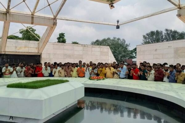ঢাকাস্থ কলাপাড়া জাতীয়তাবাদী ফোরামের নতুন কমিটির শহীদ জিয়ার মাজারে শ্রদ্ধা নিবেদন।